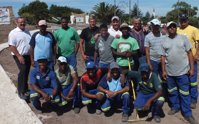 ‘n Deel van die span werkers by die ingang van Gansbaai, waar daar hard in die son gewerk word met die verfraaiing van die dorp se ingang, met Kat Myburgh heel links (Volledige berig in die volgende uitgawe)